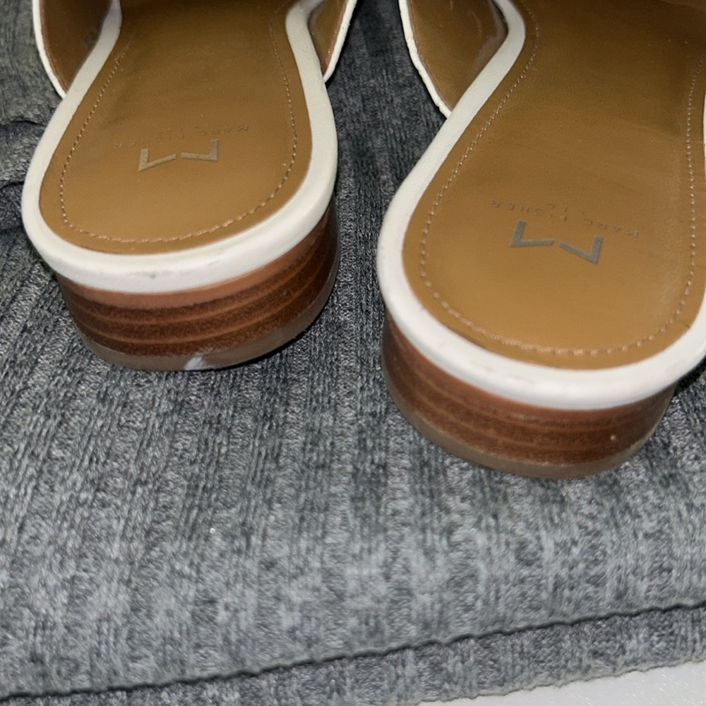Gently used women’s Marc Fisher shoes size 9m - Picture 3 of 4